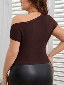 SHEIN Privé Plus Size Women's Solid Color Ruched Asymmetric Shoulder Fitted Fashion T-Shirt, Summer Tops One Shoulder Top Dark Brown Top - Brown - View 2