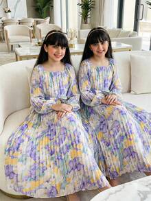 一件女童中东图案长袖轻薄连衣裙，包含传统印花、飘逸裙摆和配套细节，适合所有季节和场合。 - 彩色 - 查看 1