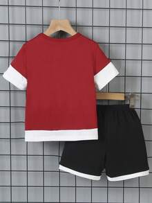 SHEIN Explorewe 男童二合一字母拼接短袖圆领T恤短裤套装，带徽章，适合夏季穿着。红色男童套装，适合儿童度假、旅行、放松、日光浴、夏季穿着。 - 酒紅色 - 查看 2
