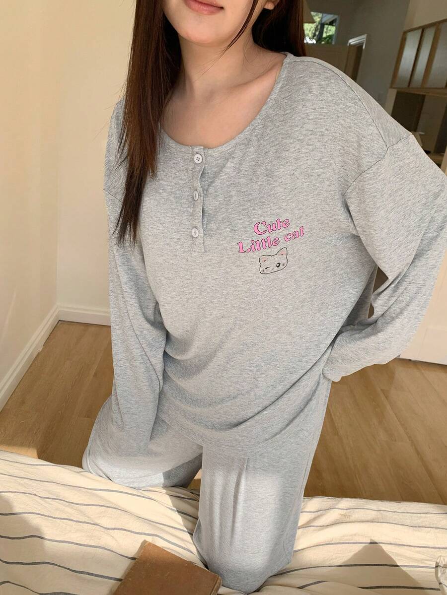 Dazy Plus 两件套休闲卡通印花宽松睡衣套装，包括半开领上衣和长裤，适合春夏秋季穿着。 - 淺灰色 - 查看 1
