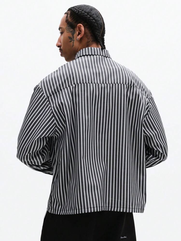 Camisa de mangas compridas com botões e listras verticais