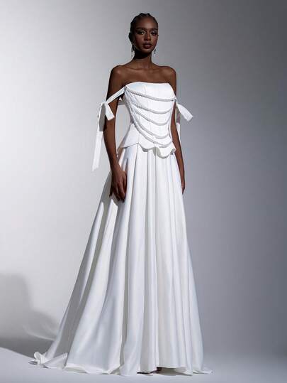 Elitara 优雅奢华的纯白色缎面礼服，手工珍珠链装饰，船领饰以多条鱼骨纹，荷叶边及拖尾长裙，女士正式晚礼服