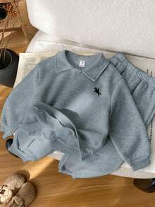 Bộ đồ thể thao 2 món cho bé trai, kiểu dáng thường ngày, thoải mái, màu trơn, gồm áo hoodie dài tay cổ polo và quần nỉ, chất liệu dày dặn giữ nhiệt, thích hợp đi học. - Xám - Xem 8