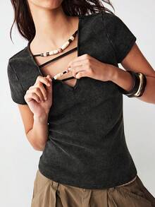 Bohemela 女士休闲纯色水洗黑色V领短袖T恤，正面饰有串珠细节，西部乡村风格，适合音乐会、派对、海滩度假、日常穿着、返校、外出、聚会、情人节、新年、2000年代Y2K、夏季假期等场合。 - 黑色 - 查看 5