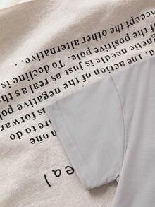 SHEIN Genkimix Kids 两件套男童圆领短袖T恤短裤套装，浅灰色T恤印有条纹小熊图案和“相信自己”标语，黑色舒适休闲短裤。适合夏季日常穿着、上学、户外玩耍、打造时尚街头造型，复古美式风格，适合酷炫活力的小男孩。 - 灰色 - 查看 3