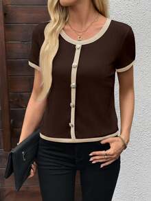 EMERY ROSE Áo thun nữ cổ tròn tay ngắn, cài nút kim loại màu tương phản - Cà phê nâu - Xem 12