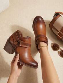 botin de piel vegana, suela ultra  ligera, punta redonda, cierre lateral modelo clásico 2705 - Camel - Ver 2