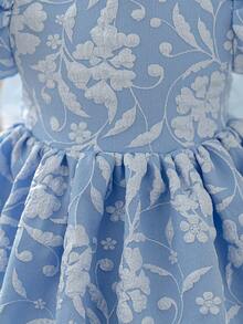Glamorique Kids 女婴蓝色提花A字喇叭裙，半泡泡袖，全身印花，荷叶边细节，短款设计，适合度假穿着。这款女婴公主裙饰有蝴蝶结、花卉图案和纹理面料，尽显高贵优雅，融合了欧美风格，泡泡袖设计，华丽夺目，是派对、复活节和夏季的理想之选。 - 藍色 - 查看 5