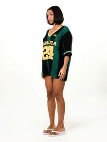 SUMWON WOMEN Áo tunic dáng rộng cổ chữ V bằng vải móc dành cho nữ SUMWON, họa tiết cờ Jamaica, in số 24 và hình cờ, phong cách thoải mái cho kỳ nghỉ. - Nhiều màu - Xem 3