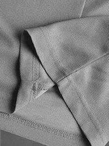 STYNVO Conjunto de camiseta de manga corta con cuello redondo y estampado gráfico, y pantalones cortos con cordón en la cintura para hombre. Conjunto casual de parte superior e inferior de 2 piezas con camiseta de manga corta con estampado gráfico y letras, y pantalones cortos para hombre. Conjunto coordinado de verano para hombre - Gris Claro - Ver 3