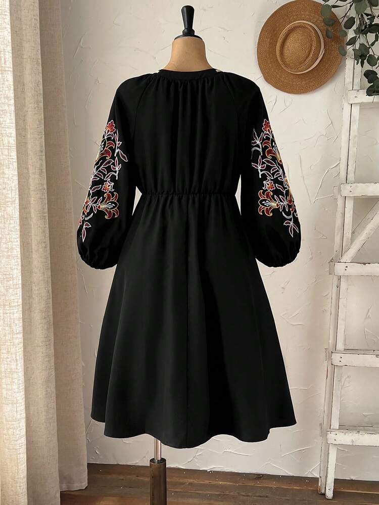 Plus Size Women Floral Embroidery V-Neck Lantern Sleeve Casual Dress,Vacation/Summer/Spring