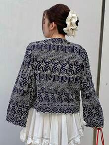 Dazy Plus Áo kiểu dáng thanh lịch, tay loe, cổ chữ V khoét sâu, thắt eo, chất liệu vải in hoa, phong cách nghỉ dưỡng. - Màu xanh hải quân - Xem 2