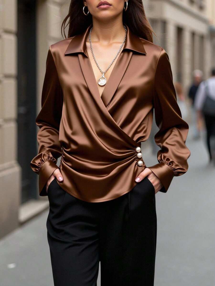 EMERY ROSE ملابس علوية نسائية ذات ياقة مقسمة وأزرار لؤلؤية مزيفة، من قماش ساتان لامع، بأكمام طويلة باللون البني، مناسبة للعطلات الصيفية والربيع وعيد الحب والعطلات والارتداء اليومي والطراز الشارعي الكلاسيكي - بني - مشاهدة 1