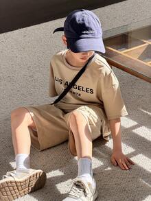SHEIN Little Byeori 3件套儿童/青少年男童休闲日常舒适字母印花圆领短袖T恤、短裤和斜挎包三件套，适合上学、花园、海滩、生日、秋冬季节穿着。 - 卡其色 - 查看 3