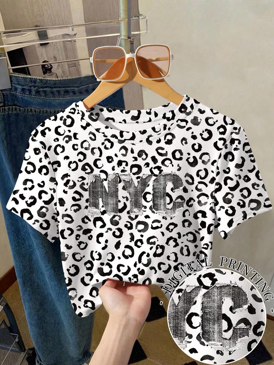 Resyla Camiseta cropped de gola redonda com estampa de leopardo Y2K NYC, estilo streetwear moderno, tecido macio e confortável para uso diário. - Branco - Ver 1