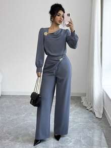 Elenzga Bộ 2 món thời trang đi làm thanh lịch cho nữ, áo sơ mi dài tay xếp ly vai chéo cổ bẻ họa tiết hoa kim loại và quần ống đứng có nút cài bên hông, khóa vòng kim loại, thu/đông - Xám - Xem 3