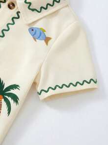 SHEIN Playful Pals 男童热带度假风夏季短袖衬衫短裤套装，包含一件立领热带度假图案上衣和一条配套的松紧腰短裤。童装。婴儿服装，婴儿上衣，婴儿短裤，婴儿套装，婴幼儿夏季套装，时尚度假风，适合6个月至3岁的宝宝。6M-3T - 杏色 - 查看 7