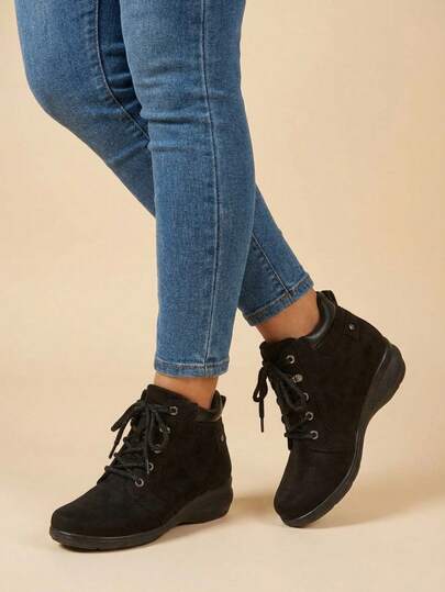 botín de agujetas, botín imitación gamuza, botín casual mujer, botín cómodo, botín urbano, calzado femenino, botín de uso diario