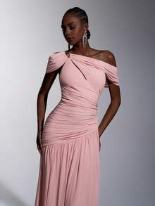 Elitara 这款粉色弹力网纱连衣裙优雅简约，时尚别致，饰有手工金属装饰，采用不对称领口设计，A字裙摆飘逸灵动，并带有褶裥。适合各种正式场合，包括婚礼宾客、约会、派对和伴娘礼服。单肩连衣裙，优雅长款粉色连衣裙，腮红粉色连衣裙，女士粉色礼服，女士正式优雅晚礼服。 - 粉色 - 查看 7