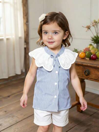 女童蓝色条纹无袖衬衫，简约优雅风格，领口饰有可爱花朵，适合户外活动、上学和聚会等场合。