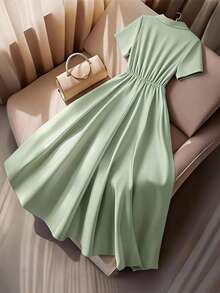 GlowEve CURVE 大码女士优雅短袖纽扣装饰腰部A字连衣裙，适合夏季通勤、办公、毕业典礼、假期、情人节、音乐节、母亲节、万圣节、感恩节、复活节、国庆节、舞会、约会、派对、婚礼、户外活动等场合。 - 綠色 - 查看 2