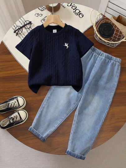 SHEIN Genkimix Kids 2件套男童时尚百搭白色针织面料刺绣装饰圆领短袖上衣搭配弹力腰水洗牛仔长裤套装，适合户外、度假、购物、派对、拍照等场合。