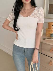 DAZY Camiseta casual de verano para mujer con cuello en V, parches de encaje y textura, ajuste ceñido - Blanco - Ver 6