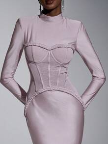 Elitara Sang trọng, quyến rũ và thời trang, chiếc đầm dệt kim co giãn màu tím hồng này được làm từ sự kết hợp giữa chất liệu dệt kim co giãn và lưới, ruy băng dệt thủ công, vai rộng, cổ đứng, tay dài, nhiều chi tiết gọng corset ở eo và đuôi váy dài. Phù hợp cho mọi dịp trang trọng, chiếc đầm dạ hội nữ này hoàn hảo cho các sự kiện buổi tối. - Bụi tím - Xem 3