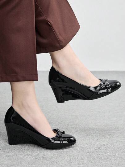 CUCCOO BIZCHIC Svarta slip-on pumps med kilklack och metallspänne, eleganta och mångsidiga för pendling