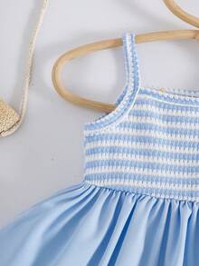 SHEIN Playful Pals 女嬰細肩帶A字裙 藍白條紋 夏季可愛派對洋裝 簡約優雅 寬鬆版型 適合海邊度假與休閒出遊 - 藍色 - 查看 5