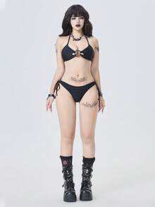 ROMWE Bộ bikini 2 mảnh phong cách Gothic Grunge dành cho nữ - Áo tắm cổ yếm khoét rỗng với điểm nhấn là họa tiết ngôi sao năm cánh, dây buộc điều chỉnh được và đáy quần nhún bèo bên hông, bộ đồ bơi màu trơn gợi cảm cho lễ hội âm nhạc, kỳ nghỉ xuân và những chuyến đi chơi xa. - màu đen - Xem 6
