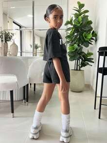 SHEIN 2 件套青少年女孩宽松短款 T 恤 + 紧身短裤，适合日常穿着的休闲搭配 - 黑色 - 查看 3