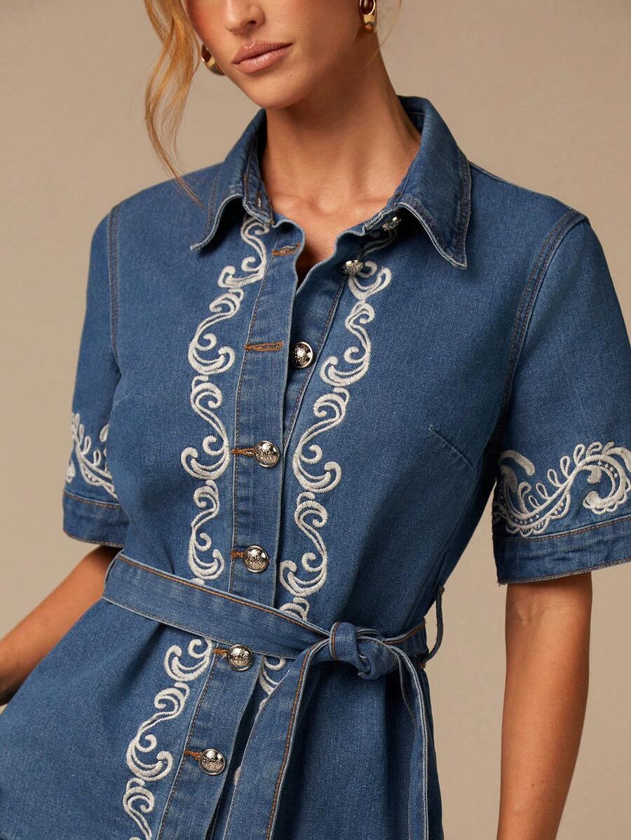 COSMINA Denim 女士翻领花卉刺绣系带牛仔连衣裙，时尚百搭，适合约会和外出穿着 - 中等水洗藍 - 查看 1