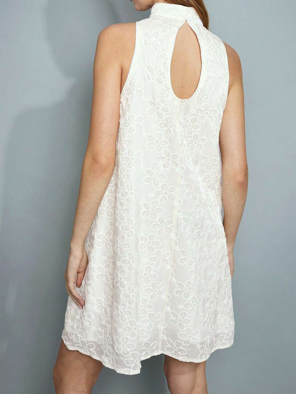 SHEIN Maija Vestido blanco de línea A sin mangas con cuello halter y estampado floral jacquard elegante y romántico para mujeres, ideal para fiestas navideñas, de Año Nuevo, San Valentín y otros eventos