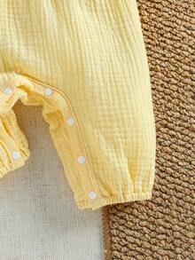 SHEIN Vintaside Kids Bộ áo liền quần dài tay hai lớp màu trắng cho bé gái, cổ bèo nhún, phối màu xanh lá cây với nơ, kèm băng đô rời, phù hợp cho mọi mùa xuân hè đông, đơn giản và dễ thương cho cả mặc trong nhà và ngoài trời. - Màu vàng - Xem 8