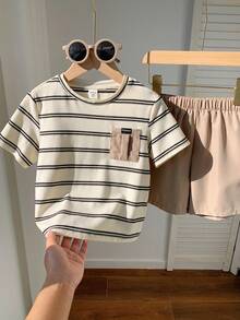 Bộ 2 món cho bé trai, kiểu dáng thường ngày, thoải mái, đa năng, họa tiết kẻ sọc phối màu tương phản, cổ tròn, tay ngắn và quần short màu trơn. - Màu Khaki - Xem 2