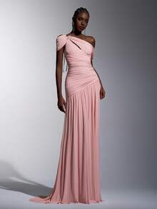 Elitara 这款粉色弹力网纱连衣裙优雅简约，时尚别致，饰有手工金属装饰，采用不对称领口设计，A字裙摆飘逸灵动，并带有褶裥。适合各种正式场合，包括婚礼宾客、约会、派对和伴娘礼服。单肩连衣裙，优雅长款粉色连衣裙，腮红粉色连衣裙，女士粉色礼服，女士正式优雅晚礼服。 - 粉色 - 查看 5