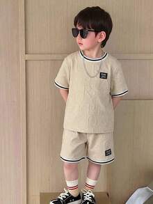 SHEIN 两件套儿童男童休闲短袖T恤和短裤套装，街头朋克摇滚学院风，适合日常穿着、派对、音乐节，春夏皆宜，白色纹理英文图案 - 杏色 - 查看 8