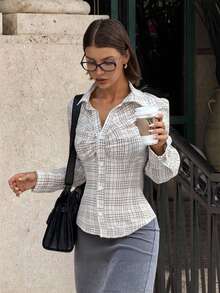 Siren Gaze Áo sơ mi nữ dáng ôm kẻ caro phong cách retro Mỹ, có xếp ly phía trước và ôm eo tạo dáng thon gọn, tay dài, phù hợp cho công sở, mặc thường ngày, trang phục mùa tựu trường, áo sơ mi nữ mùa xuân, áo sơ mi công sở nữ. - Màu Khaki - Xem 7