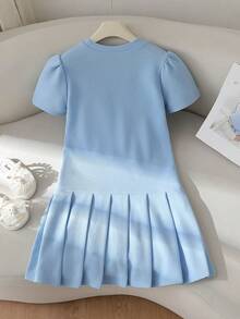 Vestido de una pieza para niña preadolescente de estilo preppy a la moda y casual, de tela de jacquard de punto elástico de color azul con cuello redondo, manga corta, con un lazo de perla blanca contrastante en la parte delantera, dobladillo plisado y mangas abullonadas. Adecuado para salidas diarias, la escuela, vacaciones al aire libre y otras ocasiones, y se puede usar en primavera y verano. - Azul - Ver 2