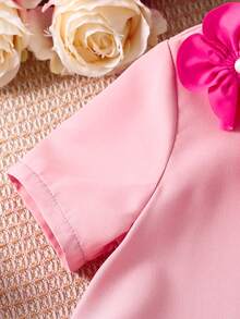 SHEIN Vestido midi de línea A con cuello redondo, parche, volantes de organza y decoración de flores de rosa 3D para niña. Vestido de pastel, vestido de niña de las flores, lindo, elegante, dulce, vintage y de moda. Combinación de mamá e hija, hermanas, vacaciones familiares, uso diario, reuniones familiares en el hogar y ocasiones especiales, conjuntos de hermanos, princesa elegante, uso en fiestas, para cumpleaños, primavera/verano. - Rosa Fucsia - Ver 4
