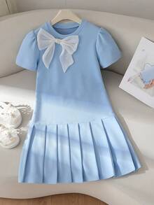 Vestido de una pieza para niña preadolescente de estilo preppy a la moda y casual, de tela de jacquard de punto elástico de color azul con cuello redondo, manga corta, con un lazo de perla blanca contrastante en la parte delantera, dobladillo plisado y mangas abullonadas. Adecuado para salidas diarias, la escuela, vacaciones al aire libre y otras ocasiones, y se puede usar en primavera y verano. - Azul - Ver 3