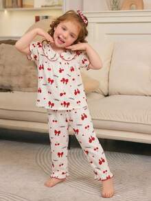 女童睡衣套装 - 两件套睡衣，夏季樱桃印花睡衣套装，白色红色圆领短泡泡袖上衣，彼得潘领，荷叶边下摆，松紧腰带，长裤，幼儿睡衣，假日必备，2026 必备可爱俏皮款 - 杏色 - 查看 6