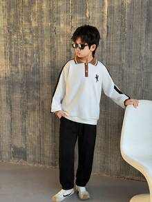 Mirajuku 两件套男童休闲长袖polo衫套装，简约印花设计，搭配束口裤，休闲又不失运动感。适合日常穿着和运动。