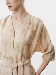 Aalyst 女士春夏优雅时尚奢华简约高端设计休闲波西米亚风度假/工作装复古风舒适扎染印花V领开襟插肩袖袖口褶裥侧袋腰带中长连衣裙 - 棕色 - 查看 4