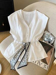 Franclia 春夏法式风情宽松白色无袖亚麻女式衬衫，V领设计，金色纽扣，收腰剪裁，饰以佩斯利花纹丝巾。这款百搭无袖衬衫适合工作和休闲场合穿着。复古风情，宽松版型，抽绳设计，修身显瘦，尽显身材曲线。这款高品质衬衫饰有纹理丝巾细节，是日常出行和度假的理想之选。甜美精致的设计，这款独特的无袖衬衫完美契合工作和休闲场合。 - 白色 - 查看 3