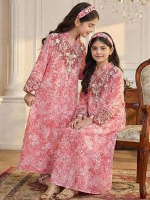 SHEIN Bata larga suelta de línea A con estampado azul-verde, manga 3/4 y abertura lateral para niña preadolescente - Rosa - Ver 2