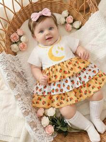 SHEIN Gaun Bayi Perempuan Baru Lahir Musim Panas yang Lucu Motif Bulan Sabit dan Lentera Bintang Timur Tengah, Gaun Berlapis Ruffle, Pakaian Arab Bermotif Bunga Merah untuk Tamu Pernikahan - MultiWarna - View 3