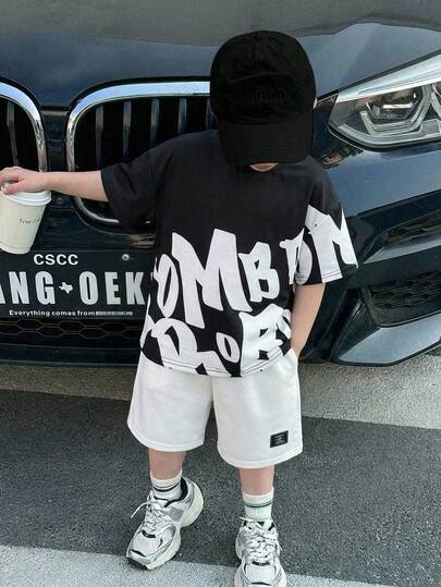 SHEIN 2 st barnpojkar casual street t-shirt med stora bokstäver och grafiska shorts