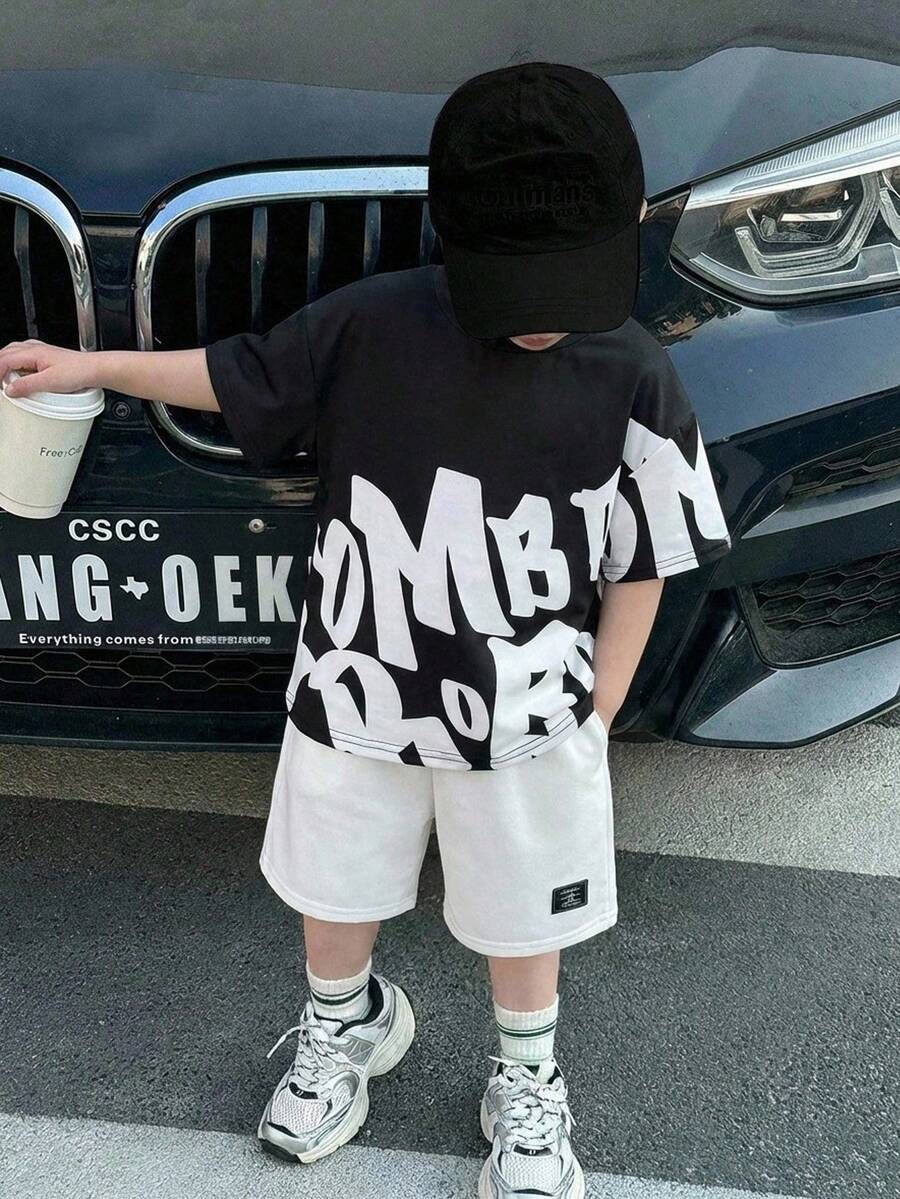 SHEIN 两件套儿童男童休闲街头大字母印花套头T恤和纯色短裤套装 - 黑色 - 查看 1